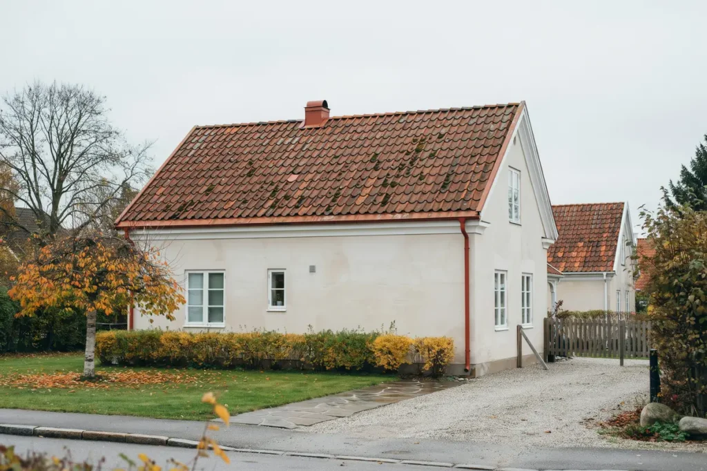 n r r det dags att byta tak tecken materialval och kostnader f r villa gare